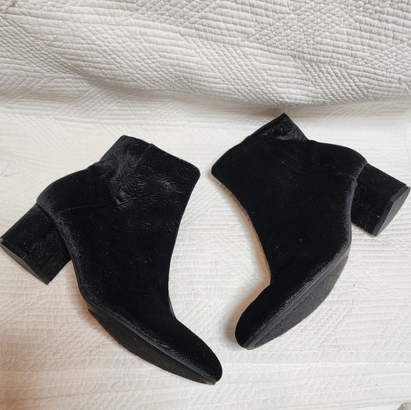 Unisa Caytea black printed velvet booties. Women's size 9.5. - Picture 9 of 16